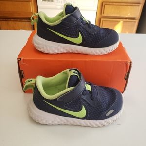 Toddler boys Nike Revolution sneakers 7C